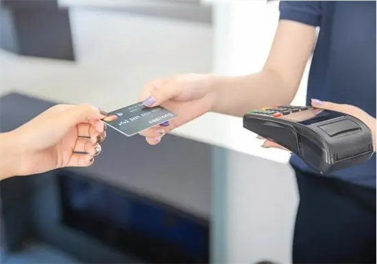 拉卡拉POS机刷卡扫码收费标准多少？